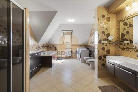Rodzinny dom z basenem 400m2, Basen Duży Ogród