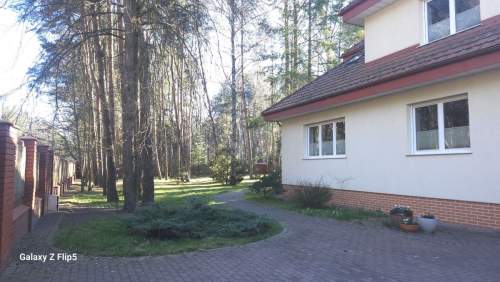 Przestronny dom Konstancin starodrzew