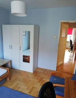 30-letni blok z cegły. Mieszkanie 3-pokojowe.