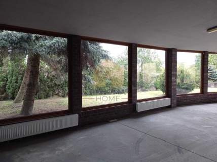 Sala weselna z zapleczem biurowo-mieszkalnym.