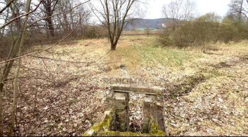 Duża działka oddalona od drogi głównej 