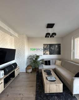 Nowoczesny salon z aneksem i sypialnia, garaż