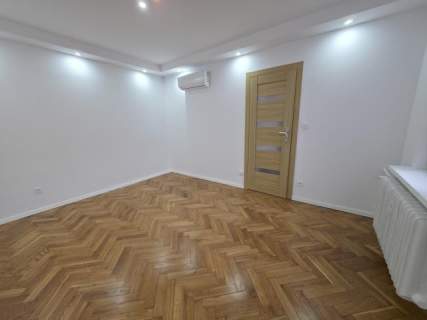 Ciekawy układ pomieszczeń z zejściem do ogródka.