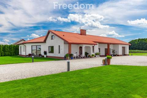 Gospodarstwo z eleganckim domem, halą i maszynami