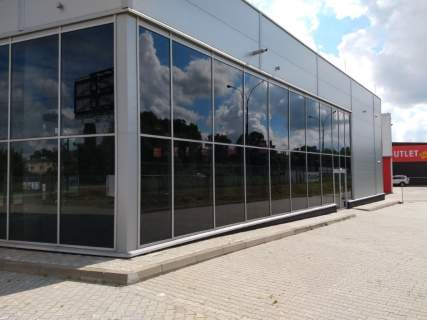 Lokal handlowy z parkingiem i witryną w doskonałej lokaliza