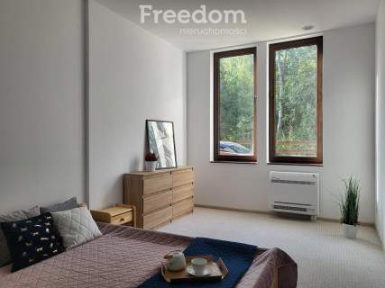 Ostatni apartament nad jeziorem w otoczeniu lasów.