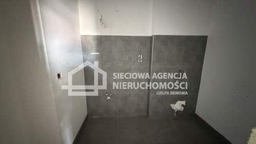 Lokal z witryną na parterze przy głównej ul w Rumi