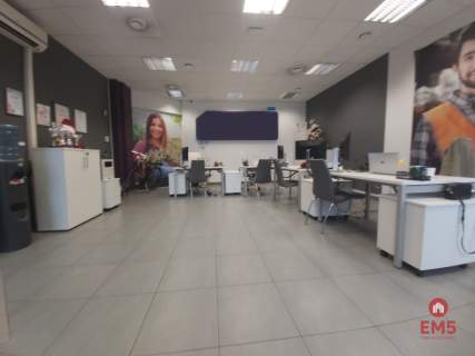 Lokal z witrynami w centrum miasta.