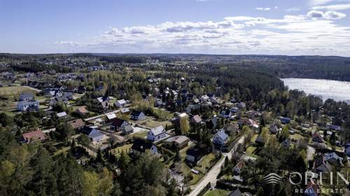 Dom letniskowy nad jeziorem na Kaszubach.