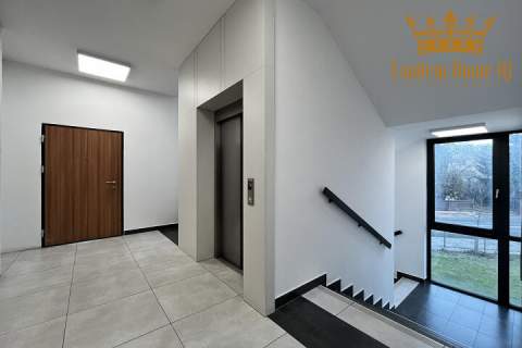 Do wynajęcia lokal usługowy 331m2 piętro budynku w Ur