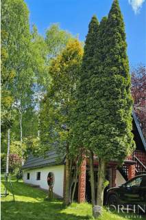 Dom letniskowy nad jeziorem na Kaszubach.