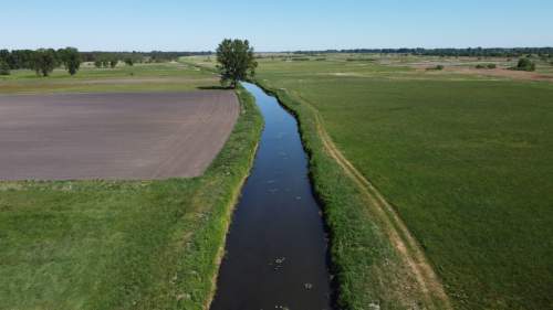 Duża działka budowlana nad rzeką godzinę od Łodzi