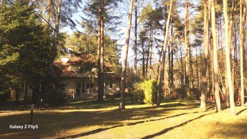 Przestronny dom Konstancin starodrzew
