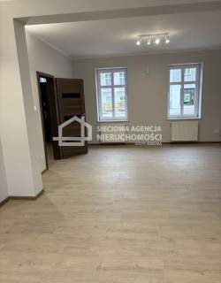 Lokal z witryną przy głównej ulicy Al. Niep. Sopot