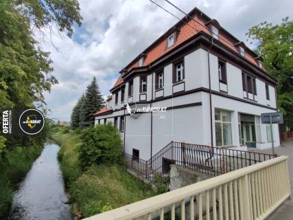 8 mieszkań lokal