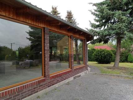 Sala weselna z zapleczem biurowo-mieszkalnym.