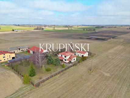 Dom z bardzo dużą działką. 2 garaże.