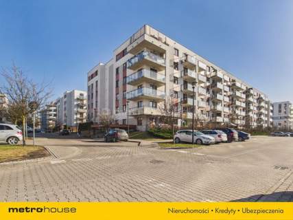 72 m2, 3 pokoje,100 m do stacji metra, 2 łazienki.