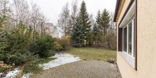 Dom 298 m z ogrodem i niezależną pracownią.