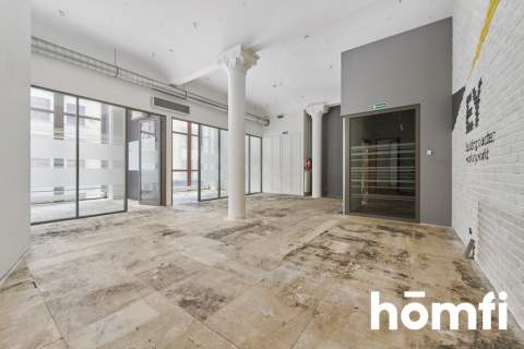 Na wynajem lokal 185 m2 z witrynami Rynek 1 piętro