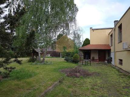 Sala weselna z zapleczem biurowo-mieszkalnym.