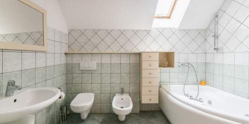 Dom 298 m z ogrodem i niezależną pracownią.