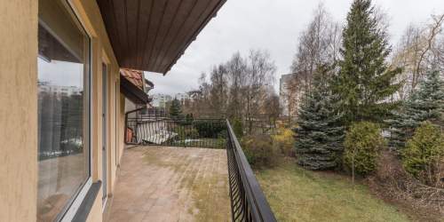 Dom 298 m z ogrodem i niezależną pracownią.