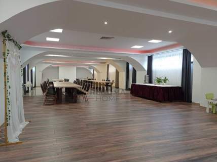 Sala weselna z zapleczem biurowo-mieszkalnym.