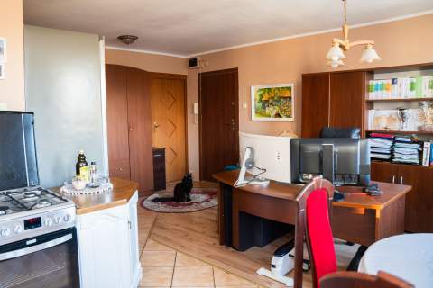 Salon / biuro z otwartą kuchnią, w dobrej lokalizacji.