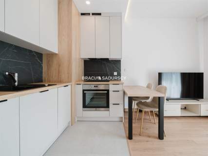 2 POK OK 35,4 M2 BLISKO CENTRUM Z DUŻYM BALKONEM