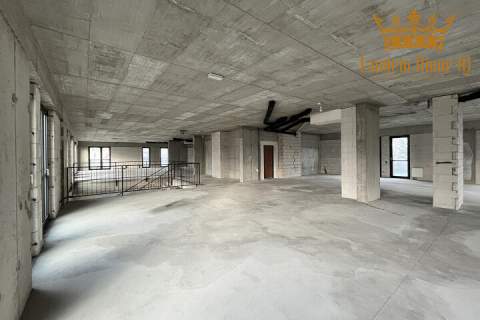 Do wynajęcia lokal usługowy 331m2 piętro budynku w Ur