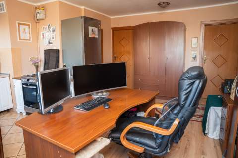 Salon / biuro z otwartą kuchnią, w dobrej lokalizacji.