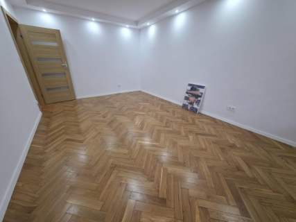 Ciekawy układ pomieszczeń z zejściem do ogródka.