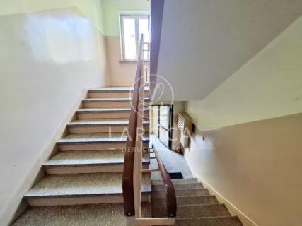 Blok z cegły, piwnica, balkon