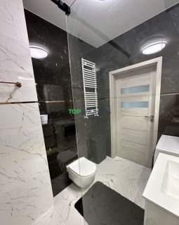 Nowoczesny salon z aneksem i sypialnia, garaż