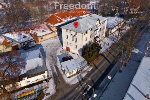 Biurowiec w uzdrowiskowej części Jeleniej Góry