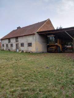 Dom wolnostojący z zabudowaniami gospodarczymi