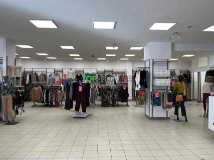 Przestronny lokal przy ruchliwej ulicy, metro