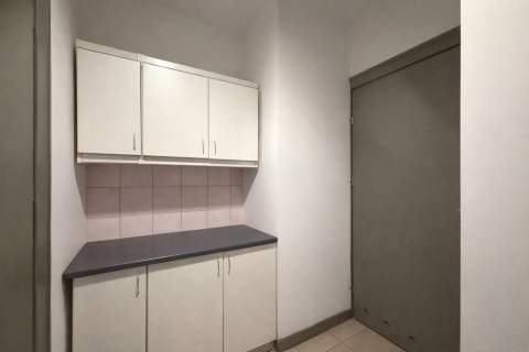 Lokal 12 m2 z własnym pokojem socjalnym, parter
