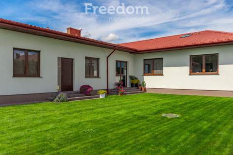 Gospodarstwo z eleganckim domem, halą i maszynami