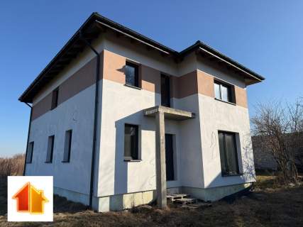 Dom w stanie deweloperskim z dobrym dojazdem