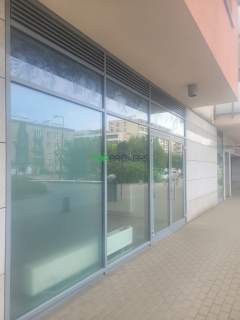 Przestronna sala z lustrem, witryna, dwa wejścia