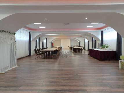 Sala weselna z zapleczem biurowo-mieszkalnym.