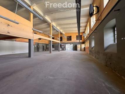 700 m - wielofunkcyjny lokal w placem i magazynem