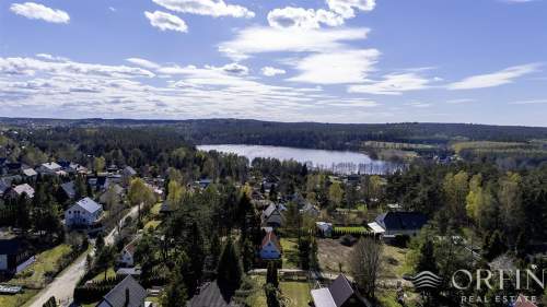 Dom letniskowy nad jeziorem na Kaszubach.