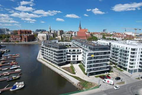 Apartament widokiem na rzekę i dużym tarasem