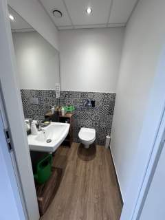 Przestronna sala z lustrem, witryna, dwa wejścia