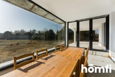 Nowoczesny dom przy lesie z prywatnym stawem