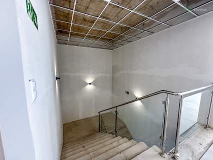 Budynek prod.-handl. z biurami 1240 m 