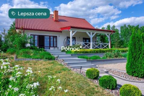 Dom na działce z linią brzegową i pomostem